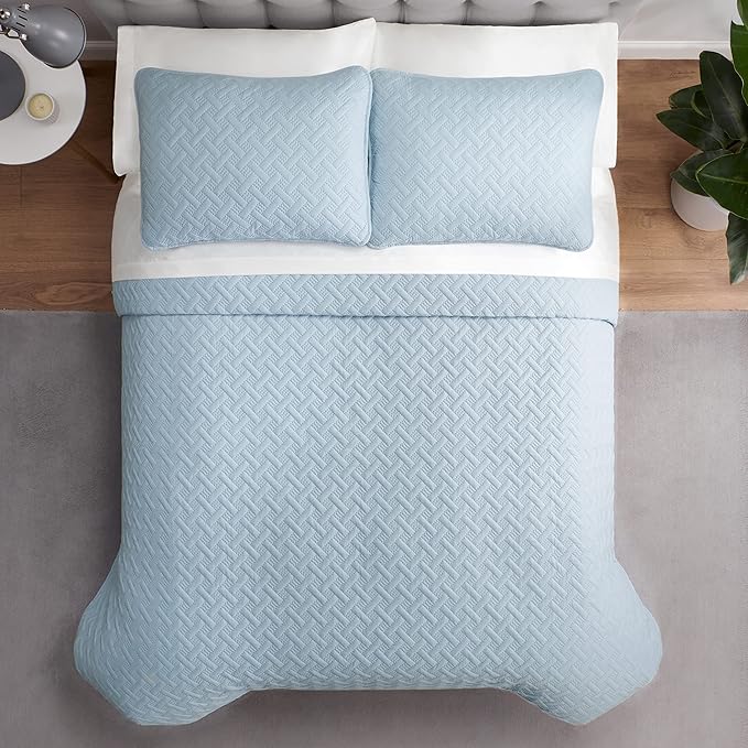 Serta ComfortSure Soft 3-Piece Full/Queen Quilt Bedding Set, Includes Bedspread/Coverlet and Pillow Shams, Bedding for All Seasons, Machine Washable, Light Blue